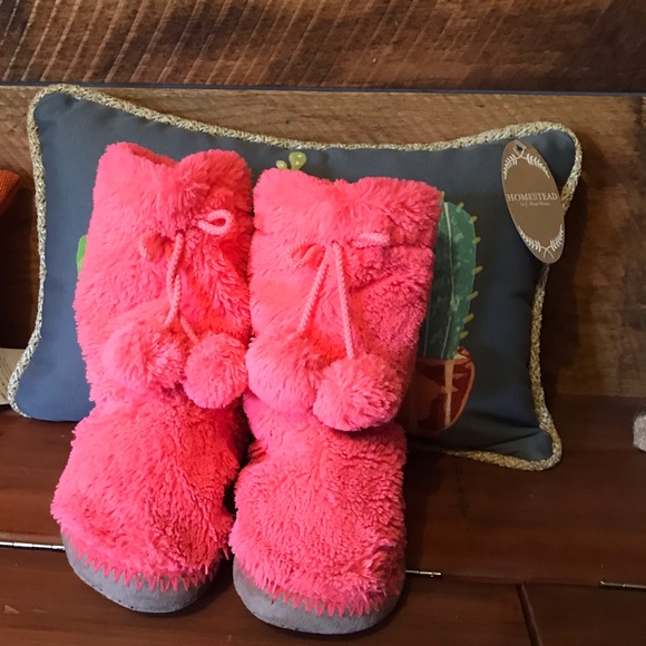 Cute pink fuzzy slippers - Picture 2 of 5